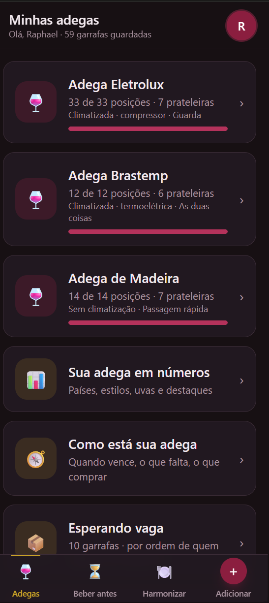 Tela inicial do app: tres adegas cadastradas, cada uma com numero de posicoes, prateleiras e o papel que cumpre, alem dos atalhos para os numeros da adega e para a lista de garrafas esperando vaga.
